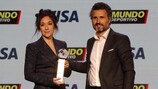 Nadine Kessler reçoit sa distinction des mains de Javier Perales, senior manager Marketing chez VISA Espagne.