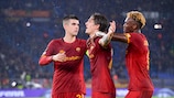 I giocatori della Roma esultano: la larga vittoria contro lo Zorya Luhansk vale la qualificazione in UEFA Europa Conference League 