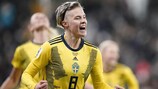 Lina Hurtig dari Swedia merayakan kemenangannya melawan Finlandia