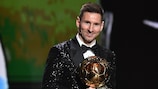 Leo Messi posa este lunes con el Balón de Oro 2021
