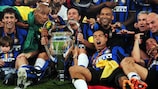O capitão do Inter, Javier Zanetti, segura o troféu após a final em Madrid
