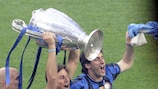 Javier Zanetti brandit le trophée de la Champions League. Un moment historique.