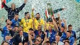 L'Italia alza al cielo il trofeo di UEFA EURO 2020