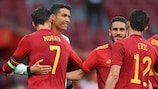 Cristiano Ronaldo se saluda con varios jugadores tras un duelo entre Portugal y España