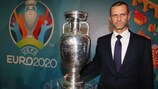 Le président de l'UEFA Aleksander Čeferin avec le trophée Henri Delaunay