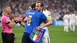 LONDON, ENGLAND - JULY 11:   England captain Harry Kane and Italy captain Giorgio Chiellini greet before the UEFA Euro 2020 Championship Final between Italy and England at Wembley Stadium on July 11, 2021 in London, England. (Photo by Shaun Botterill - UEFA/UEFA via Getty Images)