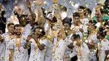 Los jugadores del Real Madrid levantan el trofeo de la Supercopa de España