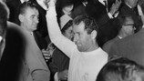 Francisco Gento levanta el trofeo de la Copa de Europa tras capitanear al Real Madrid en la final de 1966 ante el Partizán de Belgrado