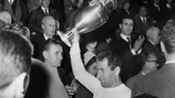 Пако Хенто с трофеем после победы в  финале Кубка европейских чемпионов 1966 года