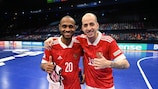 Nando et Paulinho célèbrent la victoire de la Russie