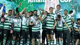 Os jogadores do Sporting celebram com a Taça (Photo by PEDRO ROCHA/AFP via Getty Images)