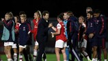 Joseph Montemurro congratulating his players in a UWCL match between Arsenal and Fiorentina
