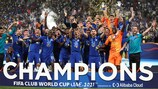 Os jogadores do Chelsea erguem o trófeu após a vitória no Mundial de Clubes da FIFA