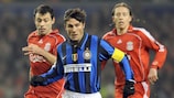 Javier Zanetti evades Javier Mascherano and Lucas Leiva in the 2007/08 Champions League
