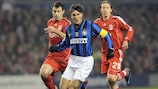 Javier Zanetti se défait de Javier Mascherano et Lucas Leiva lors de la Champions League 2007/08