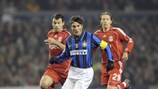 Javier Zanetti supera Javier Mascherano e Lucas Leiva in una gara della UEFA Champions League 2007/08 