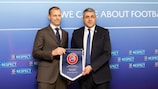 Rencontre entre Aleksander Čeferin, président de l’UEFA, et Zurab Pololikashvili, secrétaire général de l’OMT, le 23 février 2022 au siège de l’UEFA, à Nyon (Suisse). Photo UEFA/Pierre Albouy