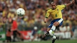 Роберто Карлос забивает французам тот самый гол со штрафного в 1997 году