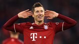 Lewandowski feiert seinen Dreierpack gegen Salzburg