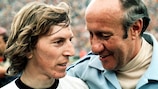 Jürgen Grabowski (à gauche) avec l’entraîneur de la RFA Helmut Schön après le triomphe des Allemands en finale de la Coupe du monde de la FIFA 1974.