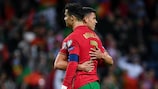 Matheus Nunes e Cristiano Ronaldo festejam durante a vitória de Portugal sobre a Turquia nas meias-finais do "play-off" para o Mundial