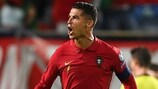 Cristiano Ronaldo fête son but du record avec le Portugal