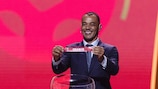 Cafu zieht Frankreich während der Auslosung der WM 2022 in Katar
