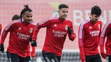 Adel Taarabt (al centro) durante l'allenamento di lunedì del Benfica