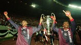  Nwankwo Kanu und Finidi George nach dem Champions League-Triumph von 1995