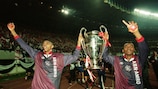 Нванко Кану и Финиди Джордж после победы в Лиге чемпионов в 1995 году