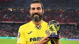 Raúl Albiol with the Player of the Match trophy after Villarreal's quarter-final win over Bayern