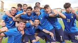 Italy celebrate winning Group 6 to qualify