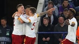 La Roma esulta in Inghilterra dopo il gol del vantaggio di Lorenzo Pellegrini