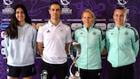 Spaniens Kapitänin  Marina Artero und Trainer Kenio Gonzalo mit Friederike Kromp und Jella Veit von Deutschland 