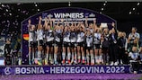SARAJEVO, BOSNIA AND HERZEGOVINA - May 15: Germany players celebrate with the cup after the UEFA Women's European Under-17 Championship Final match between Germany and Spain at the Stadion Grbavica on May 15, 2022 in Sarajevo, Bosnia and Herzegovina. (Photo by Eóin Noonan - UEFA/UEFA via Sportsfile)