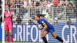 Alexia Putellas esulta dopo il gol in finale UEFA/UEFA via Getty Images)