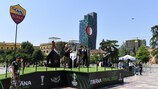 La plaza Skanderbeg alberga el Fan Festival de la Europa Conference League entre Roma y Feyenoord