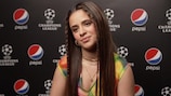 Camila Cabello hablando para UEFA.com