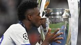 Vinícius Júnior kisses the trophy after scoring the only goal in the 2022 UEFA Champions League final