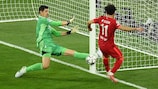 Thibaut Courtois, do Real Madrid, nega o golo a Mohamed Salah, do Liverpool, na final da UEFA Champions League