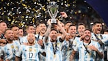 Lionel Messi dell'Argentina alza al cielo il trofeo della Finalissima dopo la netta vittoria contro l'Italia a Wembley