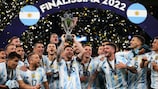 Veja a Argentina a erguer o troféu da Finalíssima