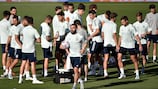 España se entrena bajo el calor de Sevilla antes del partido