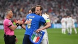 Le capitaine anglais Harry Kane et le capitaine italien Giorgio Chiellini avant la finale du championnat de l'UEFA  2020