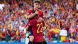 Gavi y Pablo Sarabia celebran el gol de España contra Portugal