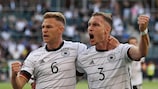 Йосуа Киммих и Давид Раум празднуют гол сборной Германии