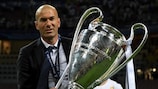 Zidane, con uno de sus tres títulos como entrenador de la UEFA Champions League