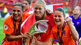 Die Niederländerinnen Shanice van de Sanden, Anouk Dekker und Sherida Spitse feiern den Finalsieg bei der  Women's EURO 2017 
