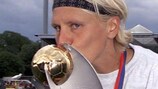 Doris Fitschen kisses the trophy in 2001