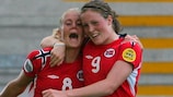  Solveig Gulbrandsen et Isabell Herlovsen célèbrent un but de la Norvège lors de l'UEFA Women's EURO 2005